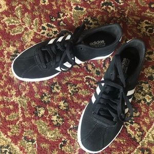 Adidas Courtset, Womens sz. 8. Never worn.